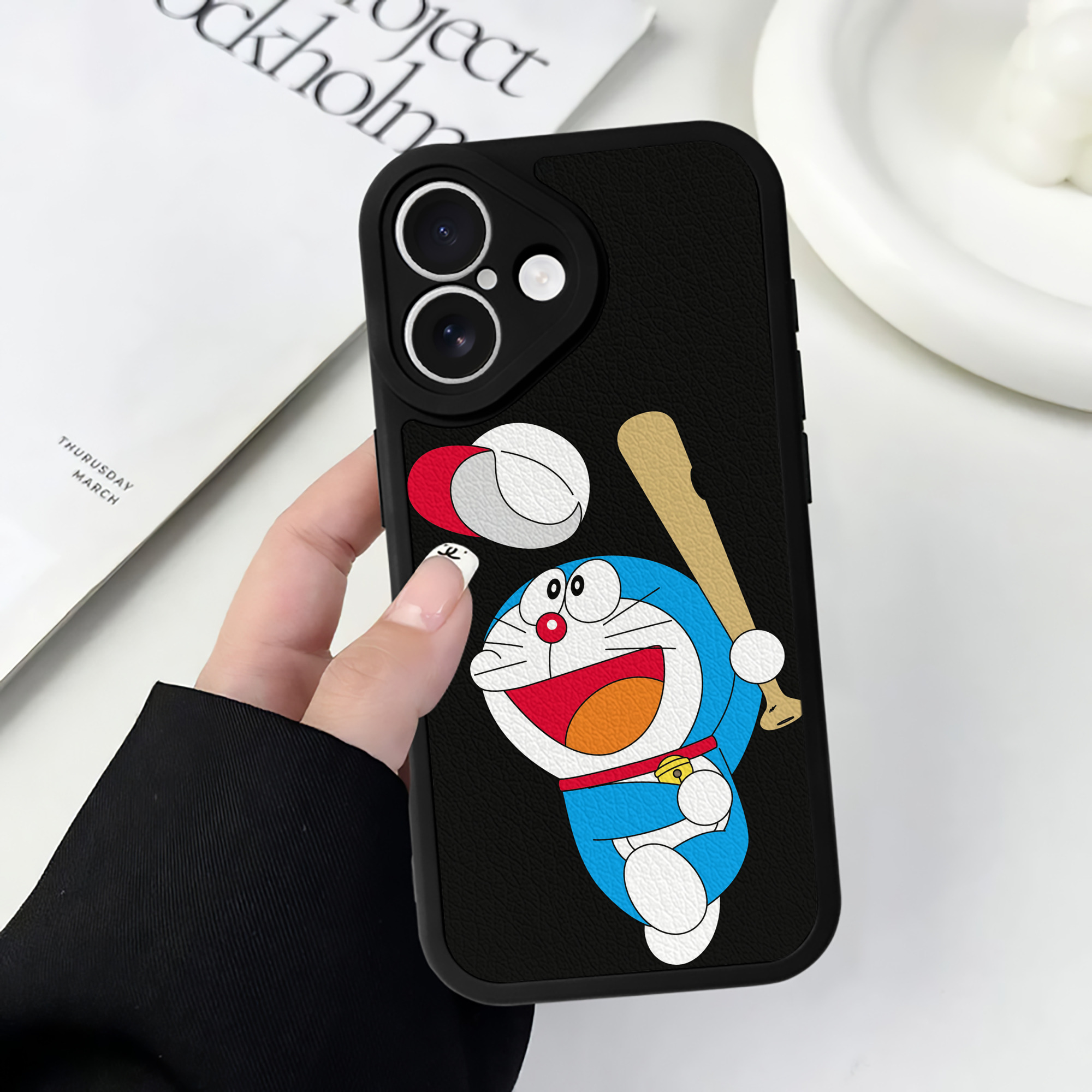（画像用） ドラえもん Doraemon 【iPhone 16シリーズ対応】シリコンスマホケース（レザー調） 材質：シリコン